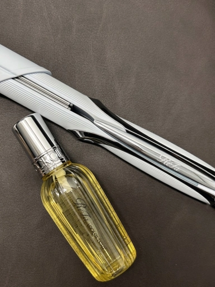 ストレートアイロンとヘアオイル用意しています